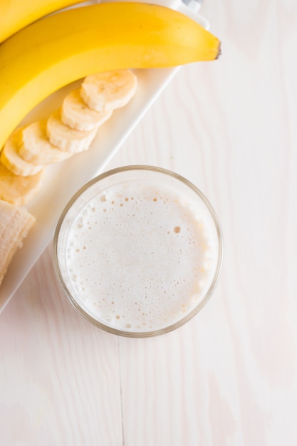 Smoothie ou milkshake à la banane fraîche