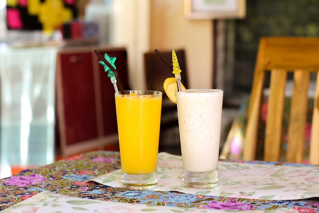 Smoothie mûr frais à la mangue et à la banane avec fond de restaurant thaïlandais