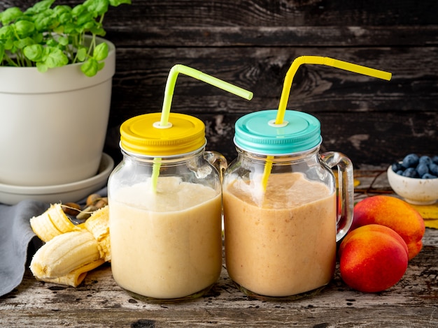 Smoothie à la nectarine de pêche à la banane dans deux pots