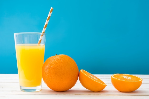 Smoothie orange sur une table en bois blanc