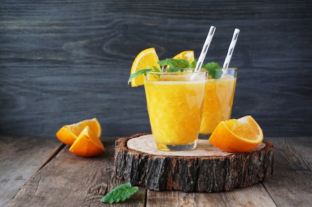 Smoothie orange sur une table en bois