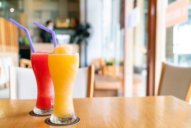 Smoothie orange et verre de smoothie pastèque au café-restaurant