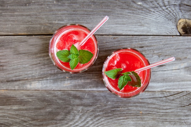 Smoothie pastèque en bonne santé à la menthe. vue de dessus