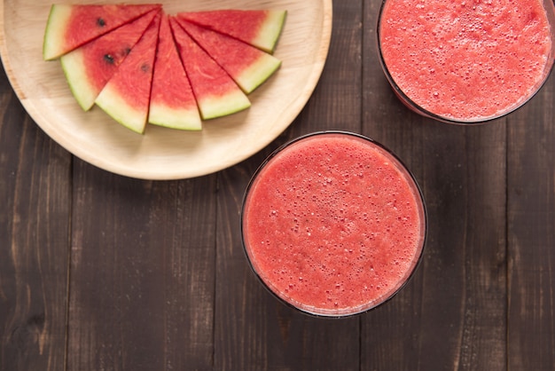 Smoothie pastèque sain sur un fond de bois.