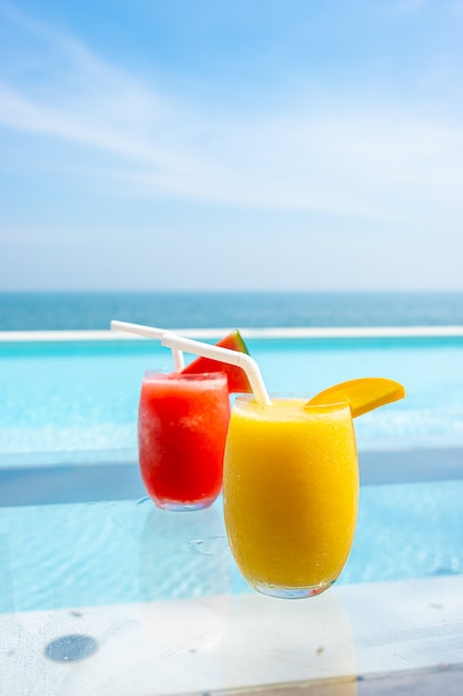 Smoothie pastèque et smoothie mangue à la piscine