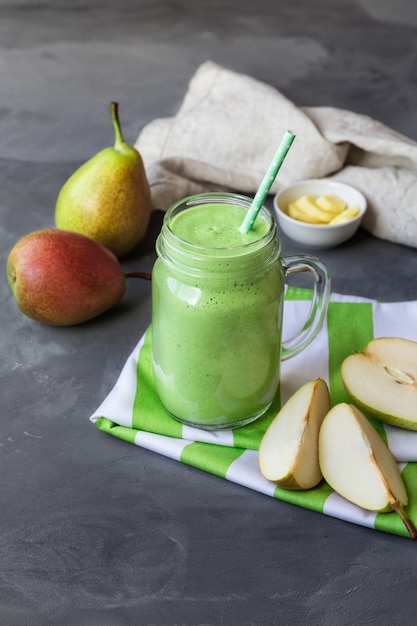 Smoothie poire au gingembre en pot sur béton gris. Nourriture végétarienne saine.