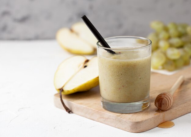 Smoothie poire sur planche à découper