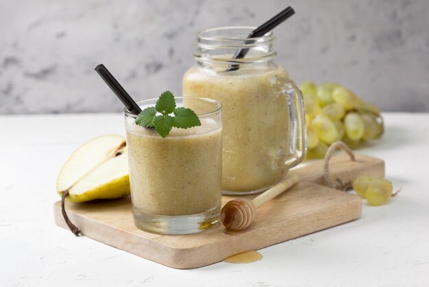 Smoothie poire sur planche à découper