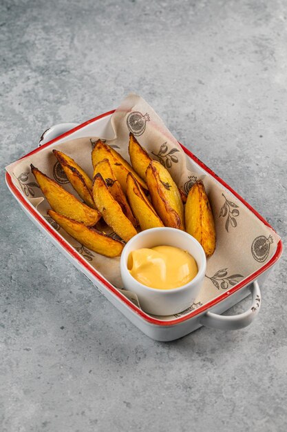 Smoothie protéiné à la banane ou milkshake Chips de banane au poivre noir séché ou gaufrettes à la banane vue de dessus