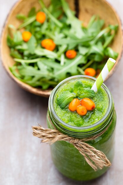 Smoothie à la roquette, sur la table grise.