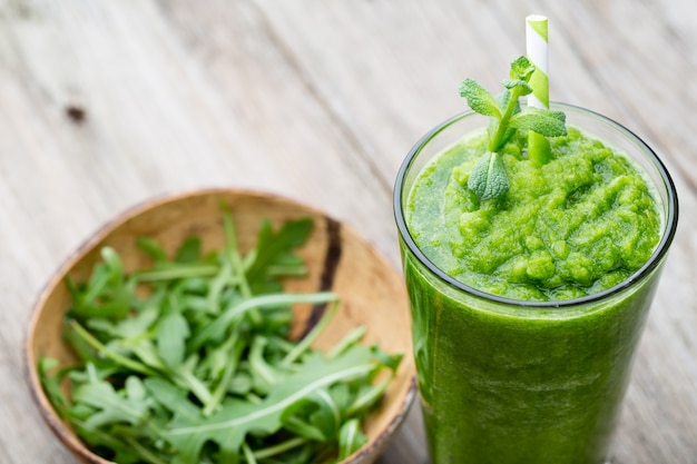 Smoothie à la roquette, sur la table grise.