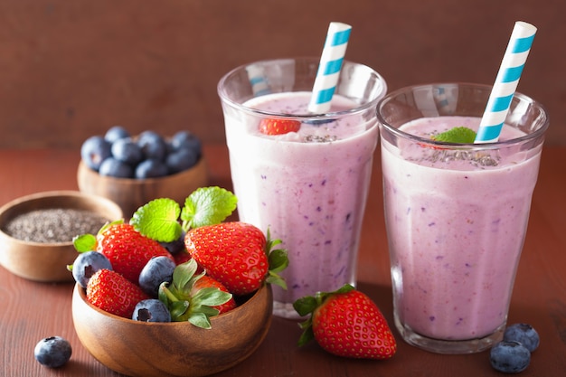 Smoothie sain aux fraises et aux bleuets avec des graines de chia