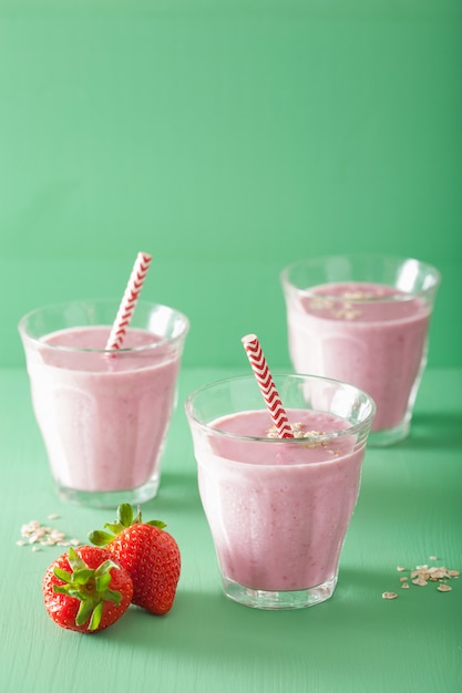 Smoothie sain à l'avoine et aux fraises