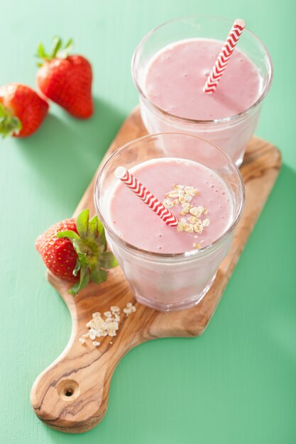 Smoothie sain à l'avoine et aux fraises