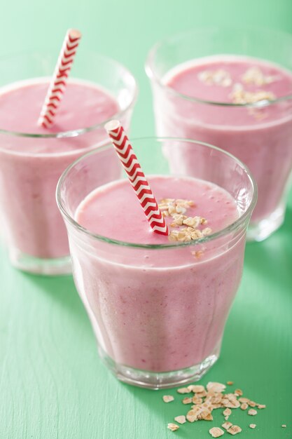 Smoothie sain à l'avoine et aux fraises