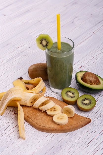 Un smoothie sain avec des bananes, de l&#39;avocat, de la citron et du gingembre reposent sur la table