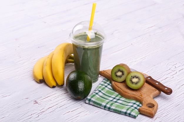 Un smoothie sain avec des bananes, de la citron et du gingembre reposent sur la table