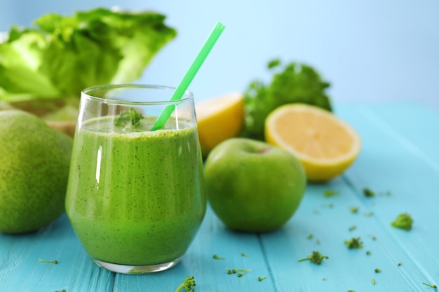 Photo un smoothie sain avec du chou frisé dans un verre sur la table