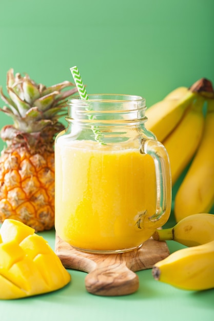 Smoothie sain à la mangue et à l'ananas dans des pots Mason