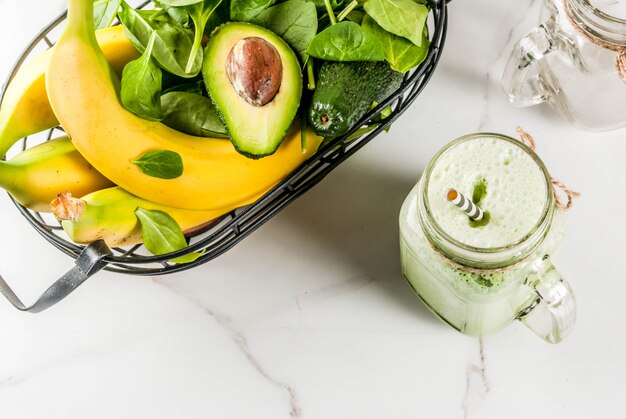 Smoothie santé à la banane et aux jeunes épinards