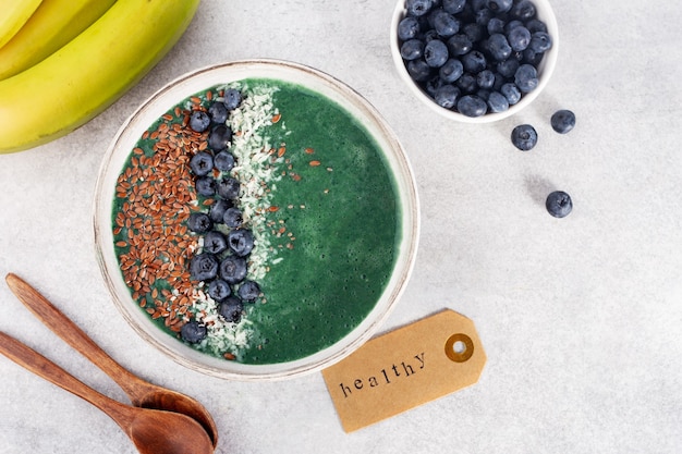 smoothie à la spiruline et à la banane dans un bol