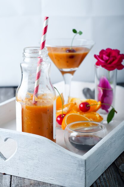 Smoothie tropical dans des bouteilles en verre