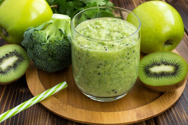 Smoothie végétarien sur la planche à découper en bois ronde