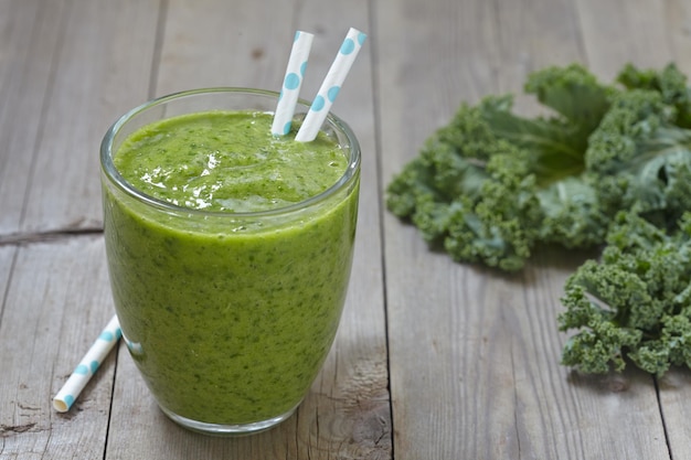 Photo smoothie vert au chou frisé pomme et citron vert