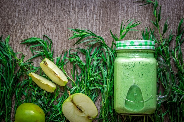 Photo smoothie vert aux épinards et pommes en verre