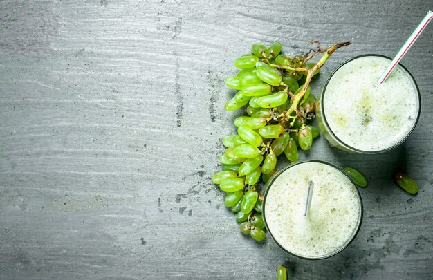 Smoothie vert aux raisins.