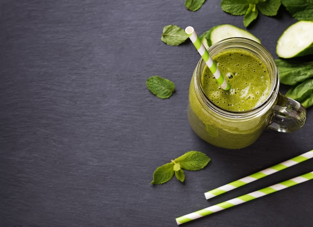 Smoothie vert dans un bocal en verre vue de dessus