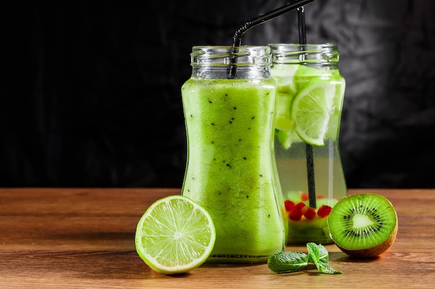 Smoothie vert dans un bocal