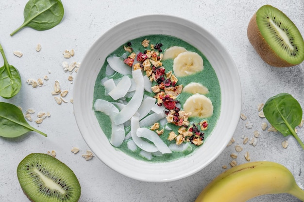 Smoothie vert dans un bol avec des fruits