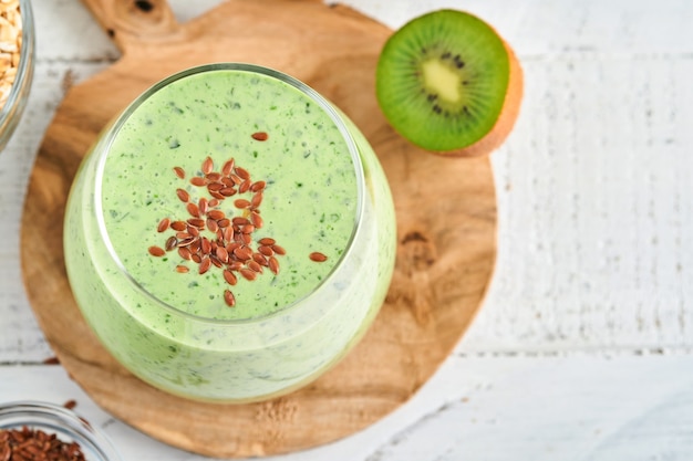 Smoothie vert détox aux épinards de chou frisé et kiwi sur une pierre d'ardoise gris clair