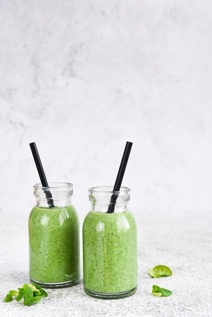 Smoothie vert détox aux épinards en pot