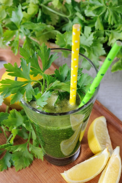 Smoothie vert détox bio frais au persil, céleri et citron