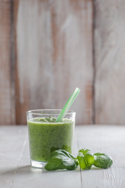 Smoothie vert de différents légumes