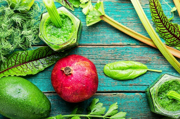 Smoothie vert d'été sain et appétissant à base de tiges de rhubarbe et d'herbes.