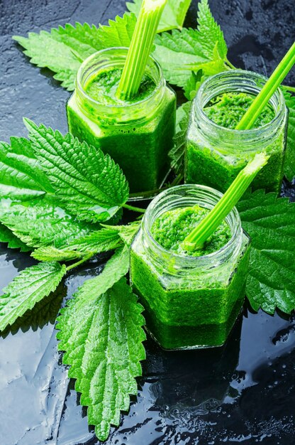 Smoothie vert de feuilles d'ortie dans des bocaux en verre.Jus de désintoxication