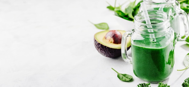 Smoothie vert fraîchement préparé en bouteille