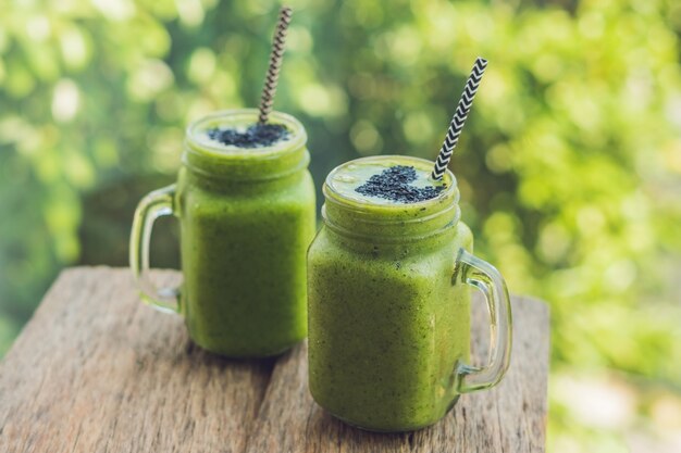 Smoothie Vert Frais à La Banane Et Aux épinards Au Cœur De Graines De Sésame