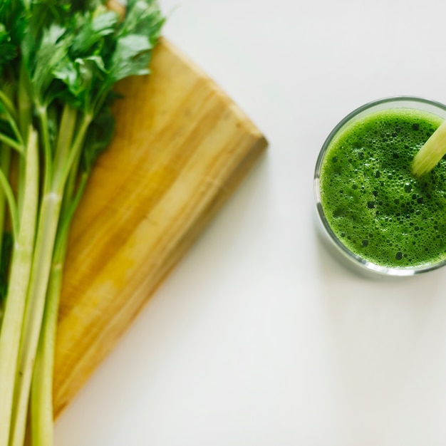 Smoothie vert frais avec céleri sur fond blanc