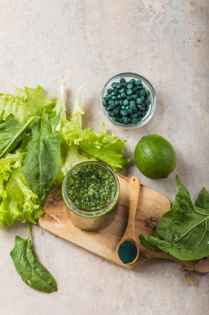 Smoothie vert frais dans un bocal en verre