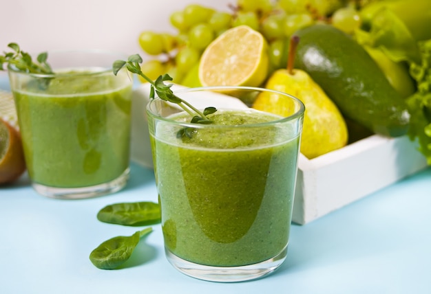 Smoothie vert frais mélangé dans des verres avec des fruits et légumes. Concept de santé et de désintoxication.