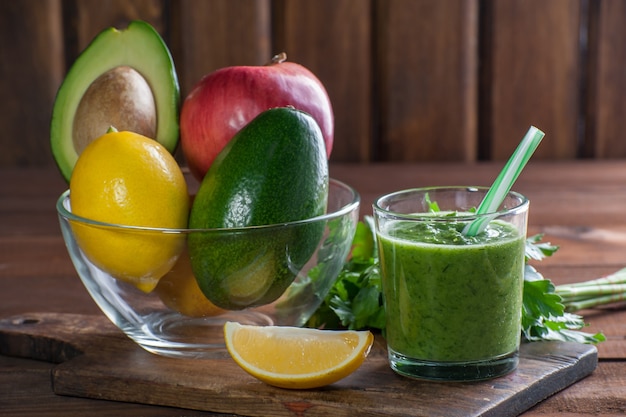 Smoothie vert de fruits et légumes frais