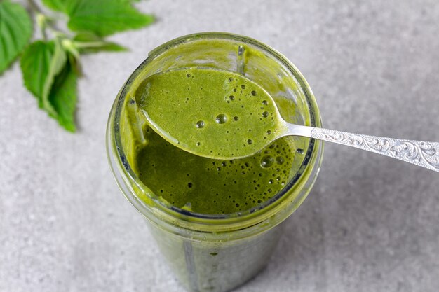 Smoothie vert mélangé avec des orties et des fruits