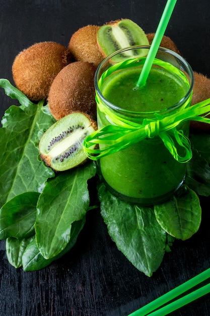 Smoothie vert près des ingrédients