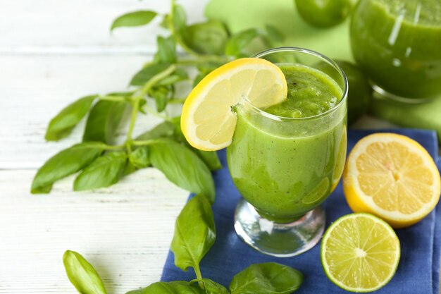 Smoothie vert sain aux épinards et au citron sur une table en bois libre