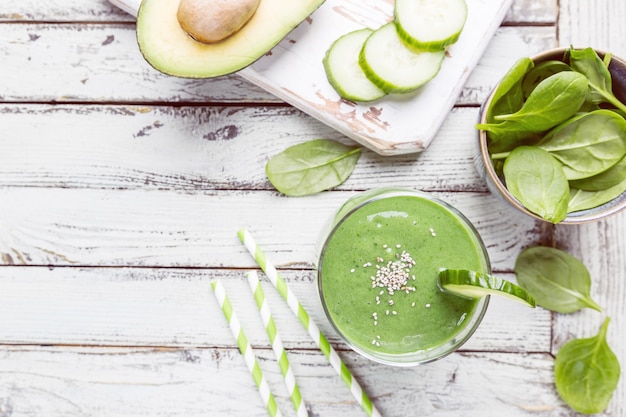 Smoothie vert sain aux épinards, avocat, banane et graines de chia sur blanc