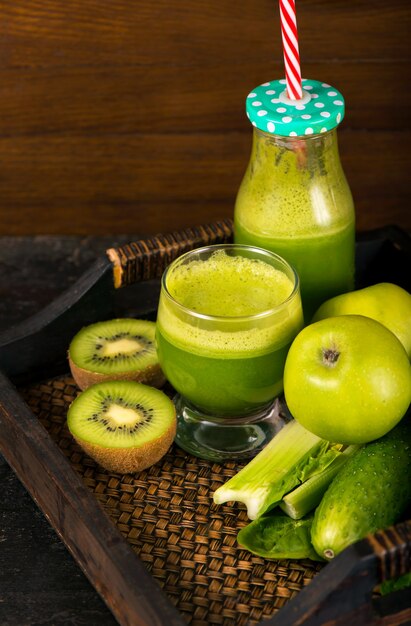 Smoothie vert sain aux épinards dans une tasse de pot isolé sur blanc